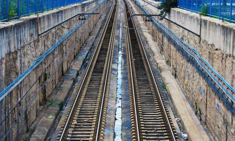 double chin round face medium length hairstyles with bangs