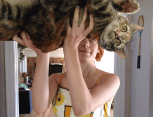 el gordo trae el mando meaning